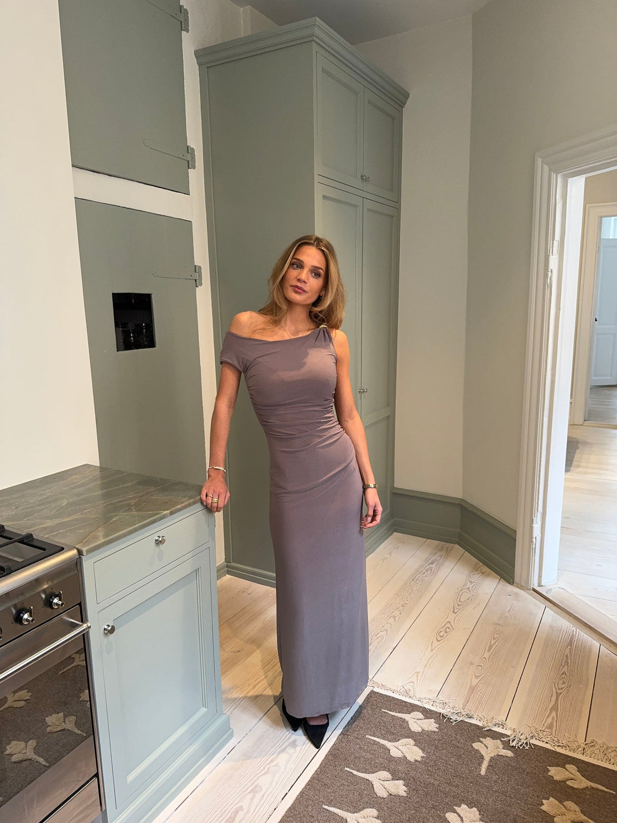 Mina off shoulder dress - Taupe