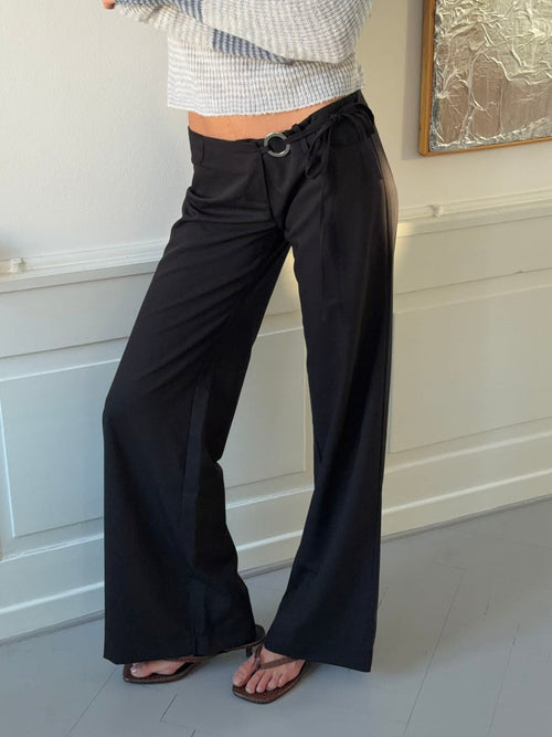 Vinna suit trousers with metal ring – Black